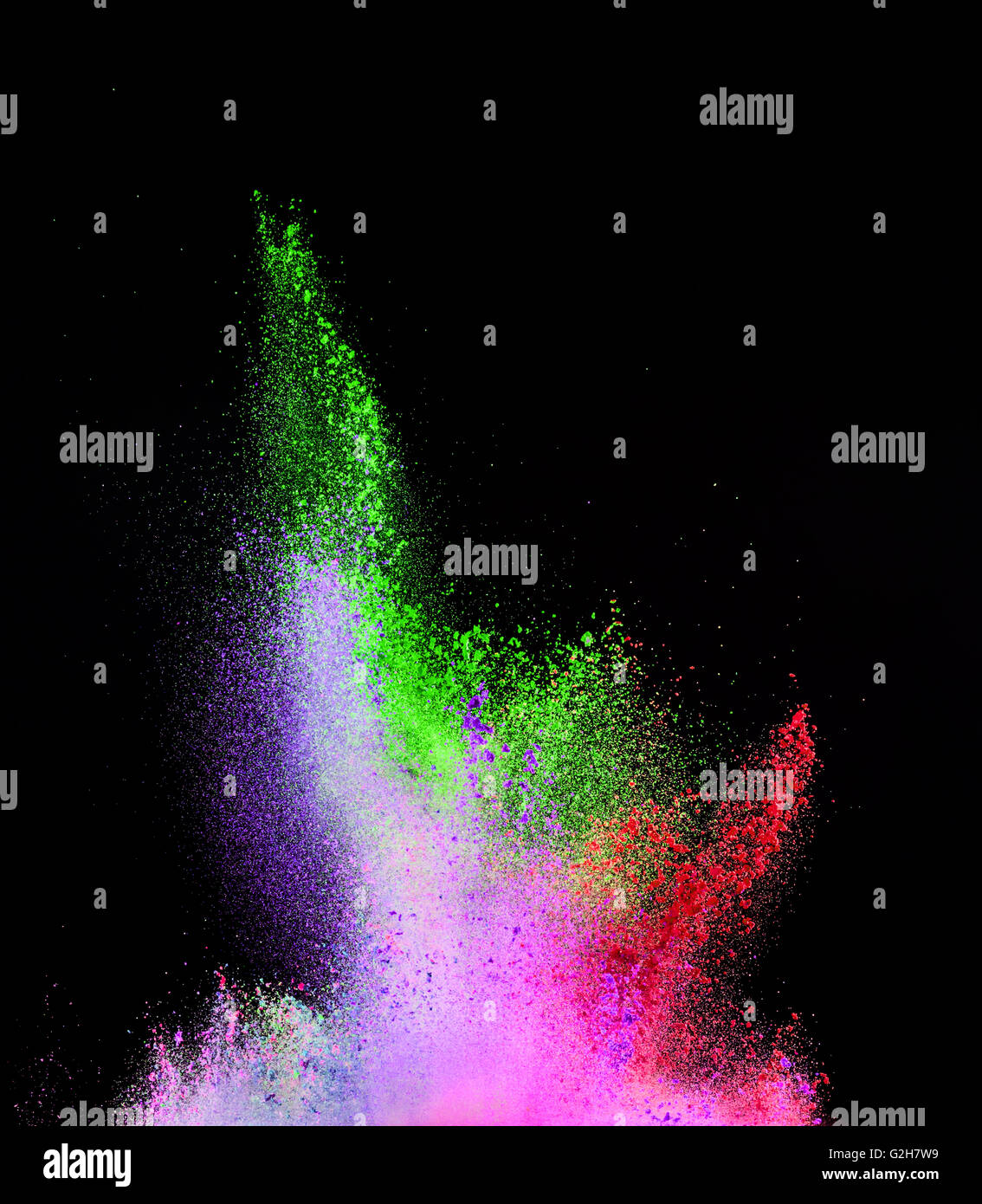 Farbpulver explodiert in abstrakter Form, auf schwarzem Hintergrund isoliert Stockfoto