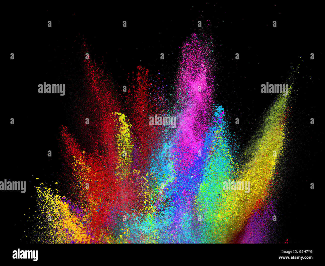 Farbpulver explodiert in abstrakter Form, auf schwarzem Hintergrund isoliert Stockfoto