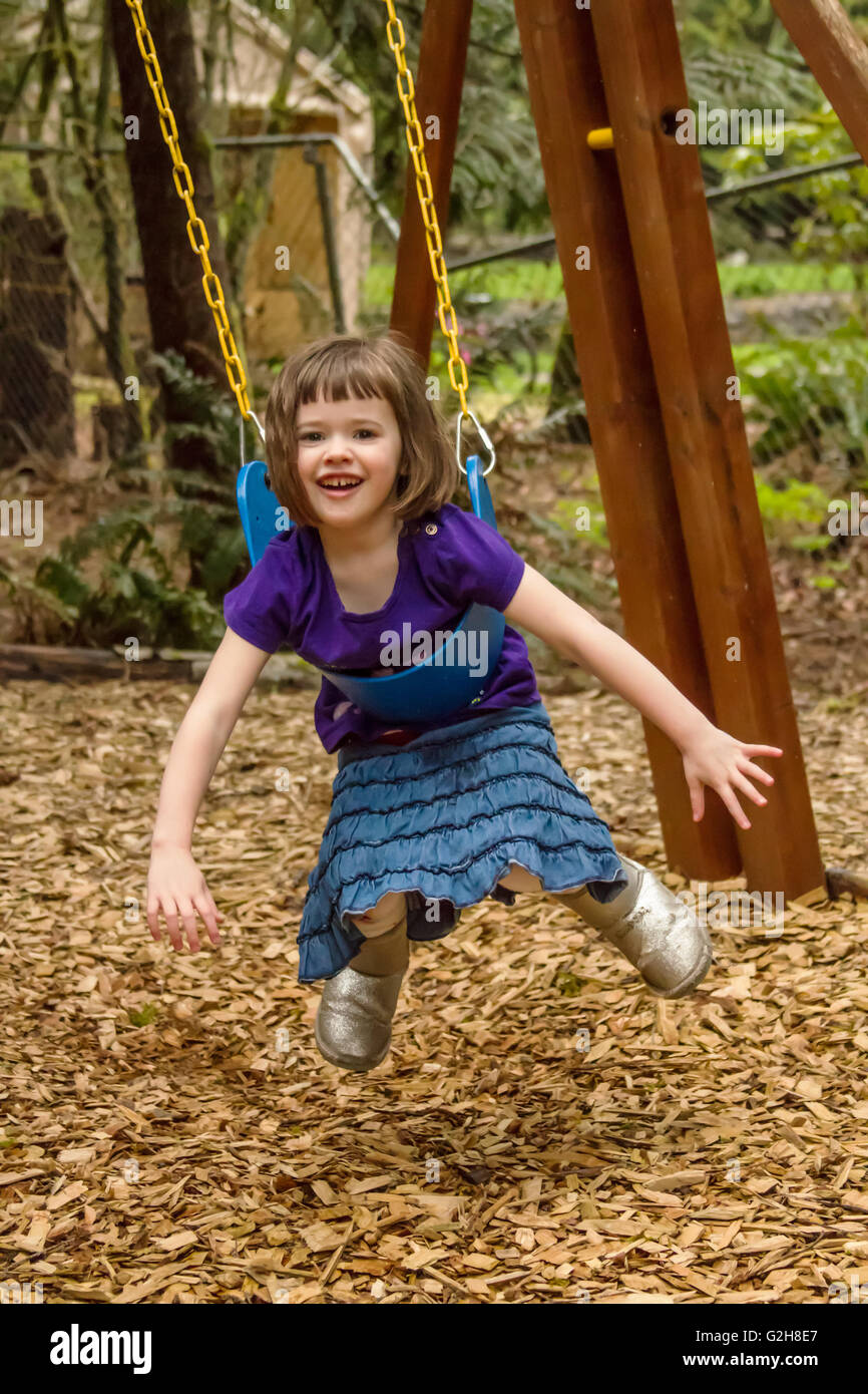 Vier Jahre altes Mädchen spielen auf einem Hinterhof-Schaukel in Issaquah, Washington, USA Stockfoto