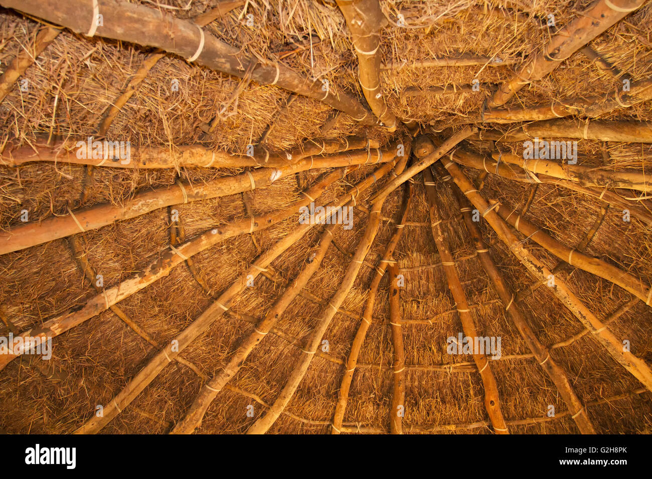 Blick auf das Innere einer strohgedeckten Hütte im Chiawa Cultural Village auf dem Sambesi-Fluss in Sambia, Afrika Stockfoto