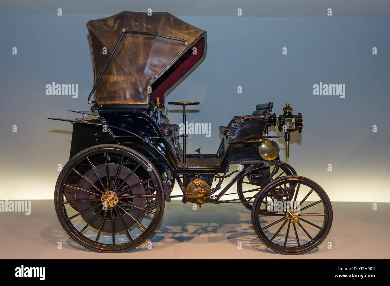 Oldtimer Daimler Riemenwagen "Vis-a-Vis" (Daimler riemengetriebenen Auto), 1896. Mercedes-Benz Museum. Stockfoto