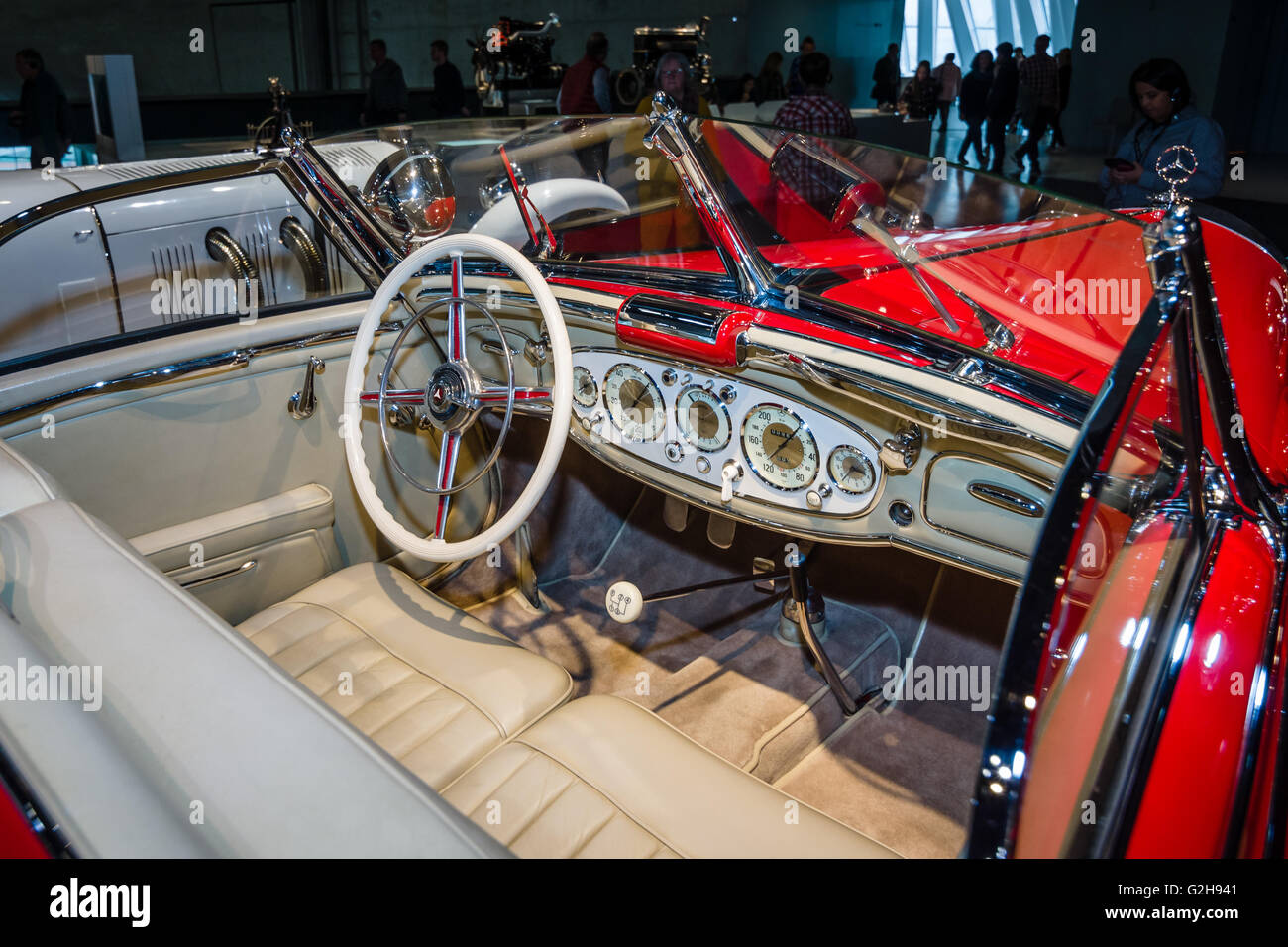 STUTTGART, Deutschland - 19. März 2016: Kabine Luxus-Auto Mercedes-Benz 500 K Spezial-Roadster (W29), 1937. Mercedes-Benz Museum. Stockfoto