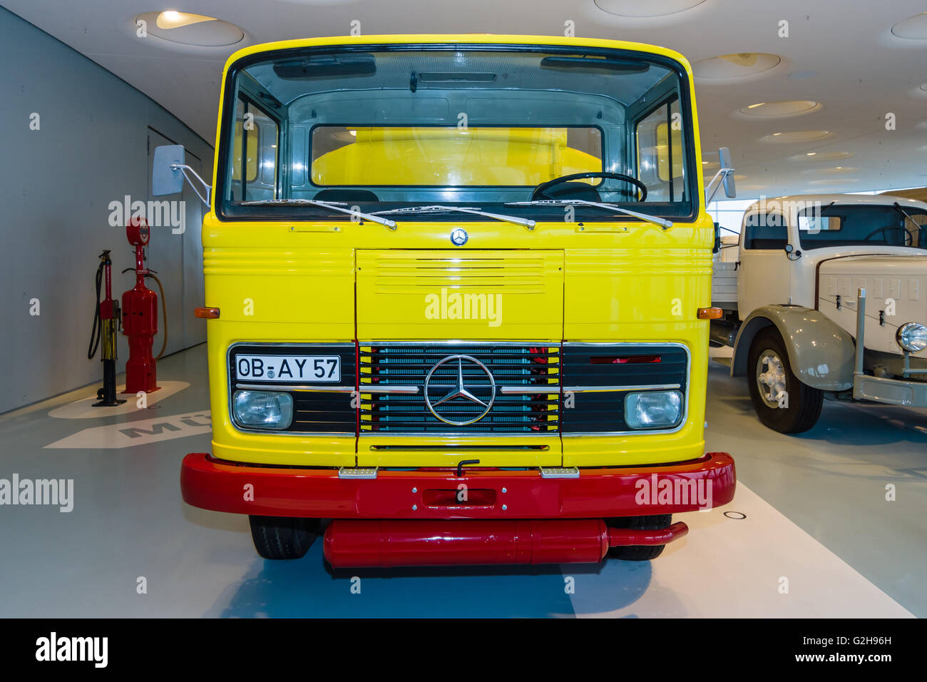 STUTTGART, Deutschland - 19. März 2016: Heizöl Tank LKW Mercedes-Benz LP 1513, 1974. Mercedes-Benz Museum. Stockfoto