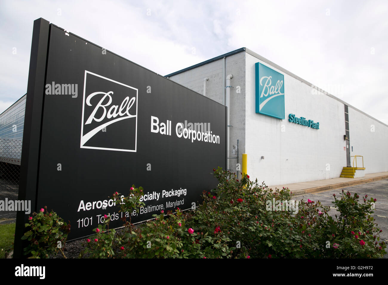 Ein Logo Zeichen außerhalb einer Einrichtung, die von der Ball Corporation in Rosedale, Maryland am 8. Mai 2016 besetzt. Stockfoto
