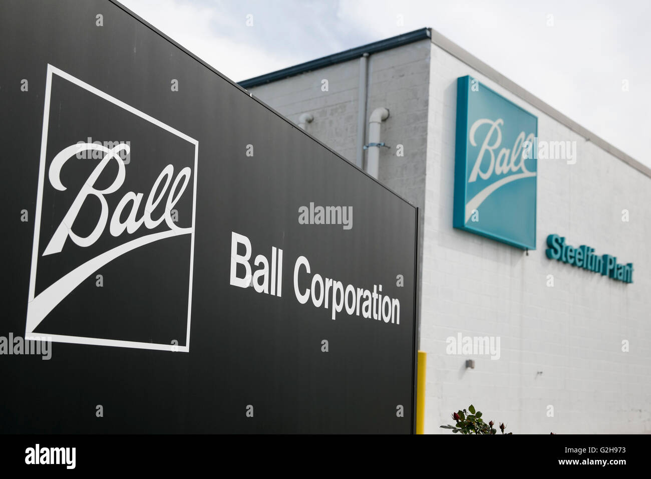 Ein Logo Zeichen außerhalb einer Einrichtung, die von der Ball Corporation in Rosedale, Maryland am 8. Mai 2016 besetzt. Stockfoto