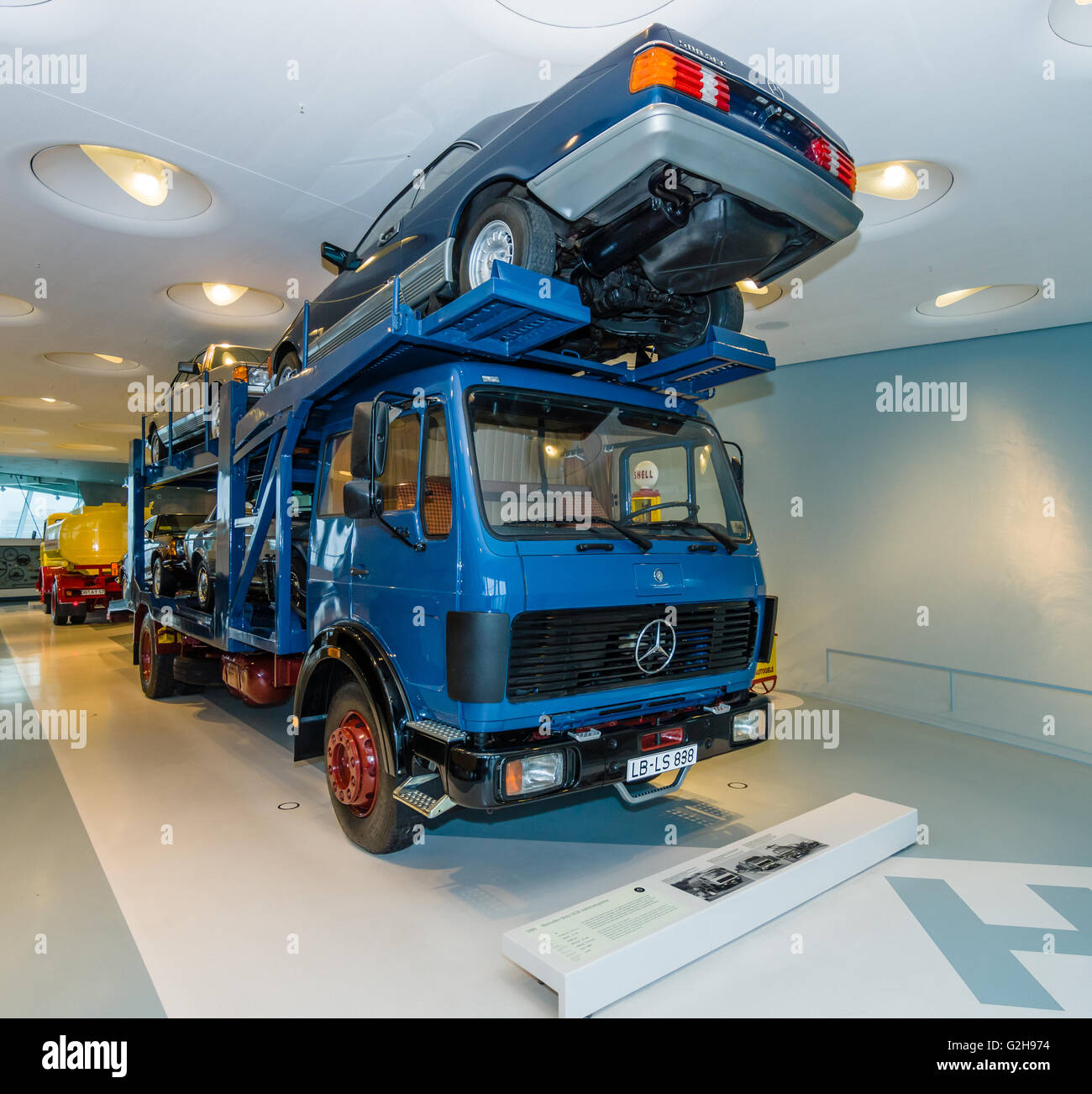 STUTTGART, Deutschland - 19. März 2016: Autotransporter, Hochleistungs-LKW Mercedes-Benz 1634, 1980. Mercedes-Benz Museum. Stockfoto
