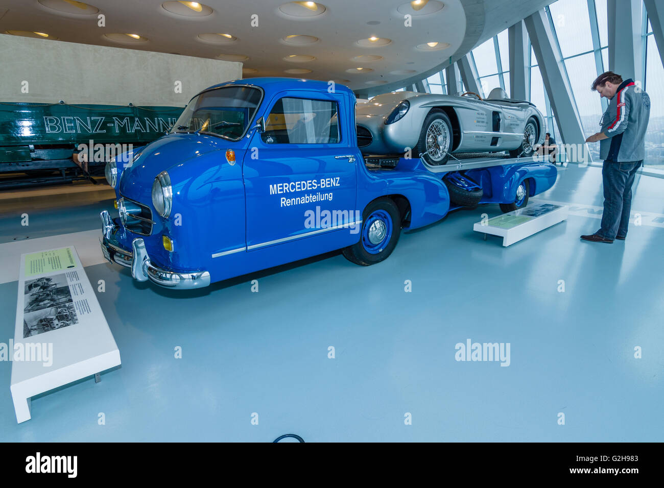 Die High-Speed-racing Autotransporter Mercedes-Benz (blaues Wunder) und Rennsportwagen Mercedes-Benz 300 SLR auf dem Anhänger. Stockfoto