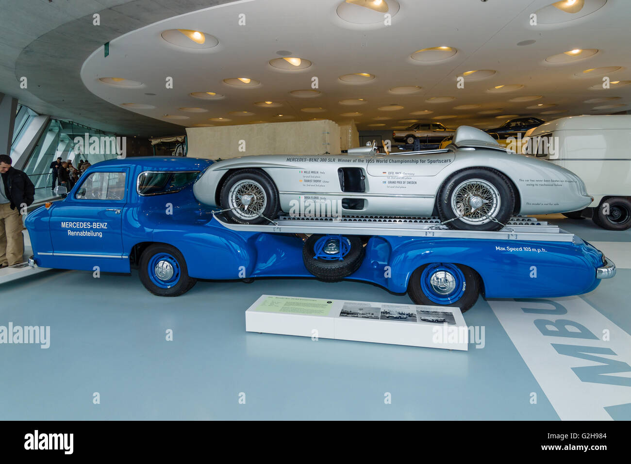 Die High-Speed-racing Autotransporter Mercedes-Benz (blaues Wunder) und Rennsportwagen Mercedes-Benz 300 SLR auf dem Anhänger. Stockfoto