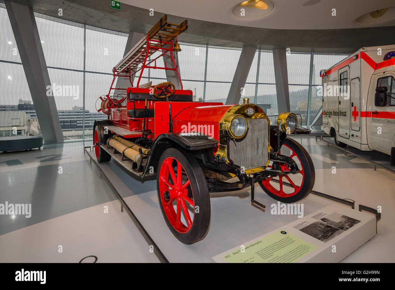 STUTTGART, Deutschland - 19. März 2016: Feuerwehrmann Fahrzeug Benz, 1912. Mercedes-Benz Museum. Stockfoto