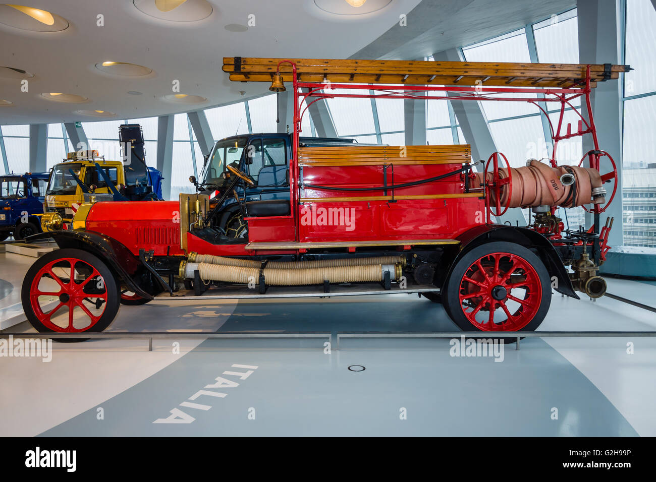 STUTTGART, Deutschland - 19. März 2016: Feuerwehrmann Fahrzeug Benz, 1912. Mercedes-Benz Museum. Stockfoto