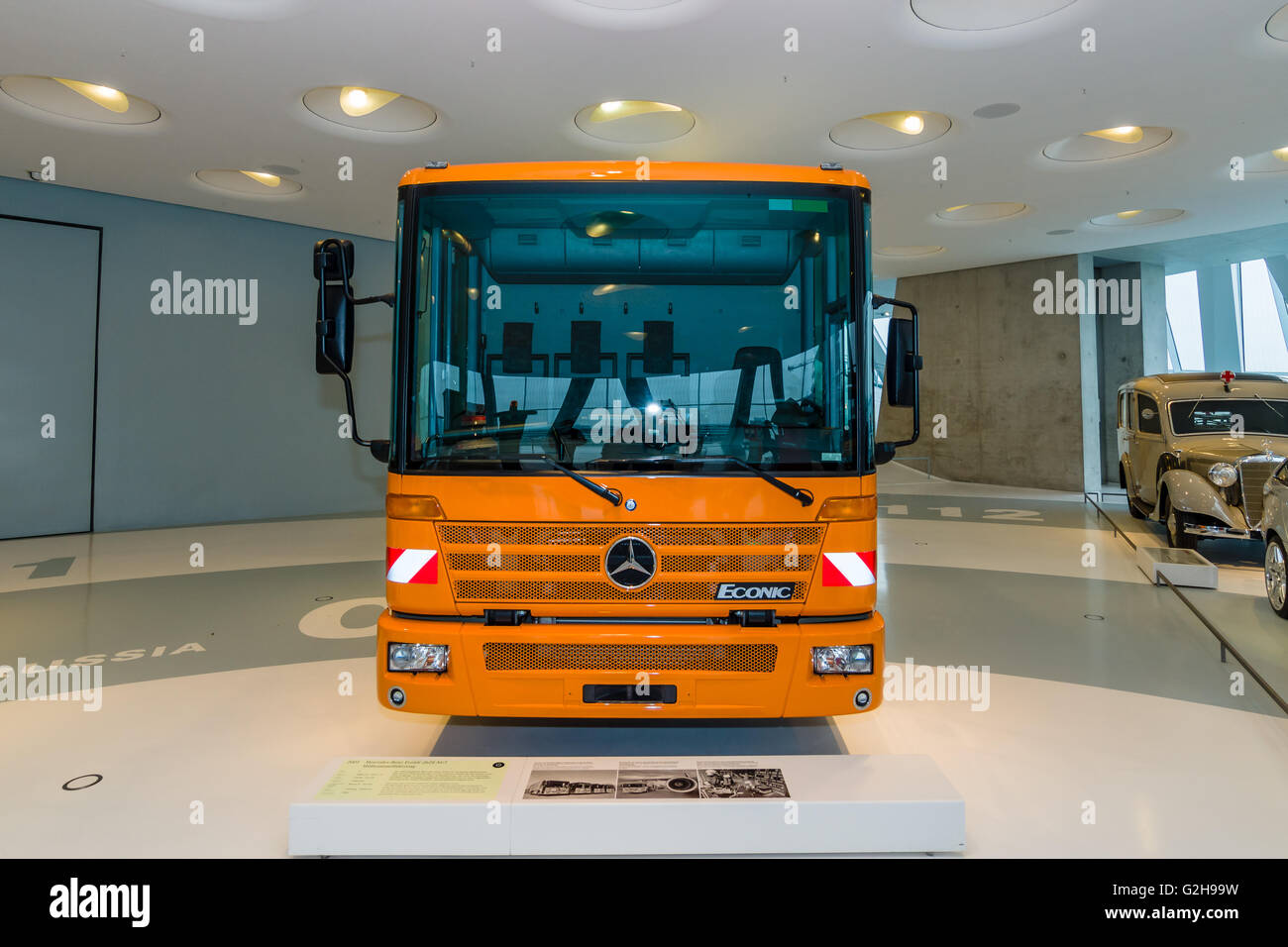 STUTTGART, Deutschland - 19. März 2016: die Sammlung Müllwagen Mercedes-Benz Econic 2628 NGT, 2005. Mercedes-Benz Museum. Stockfoto