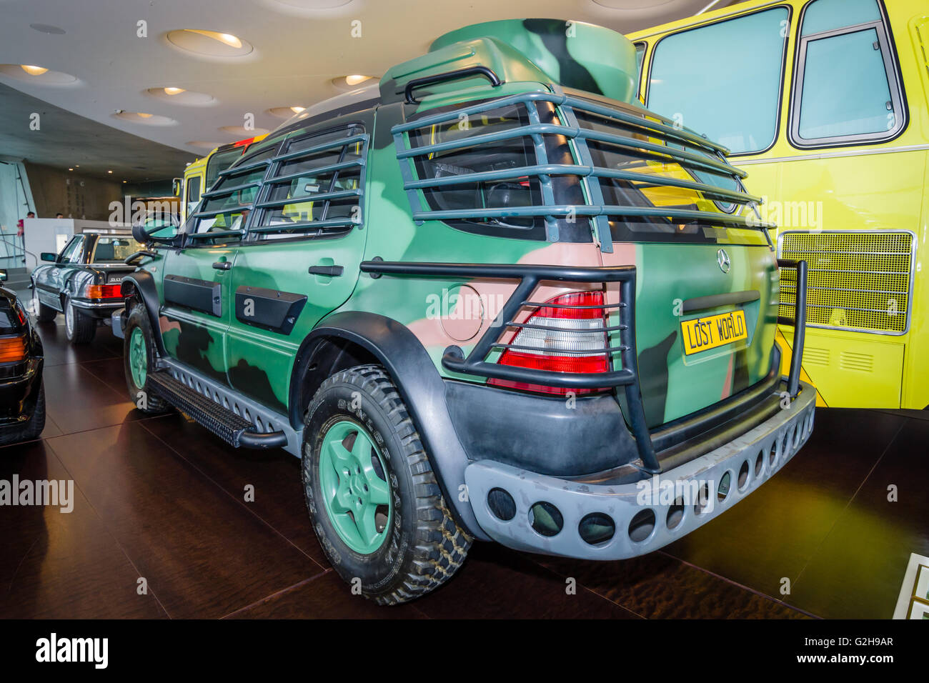 Mittelklasse-SUV Mercedes-Benz ML320, 1997. Dieses Auto wurde in den Filmen "Lost World" von Steven Spielberg verwendet. Stockfoto