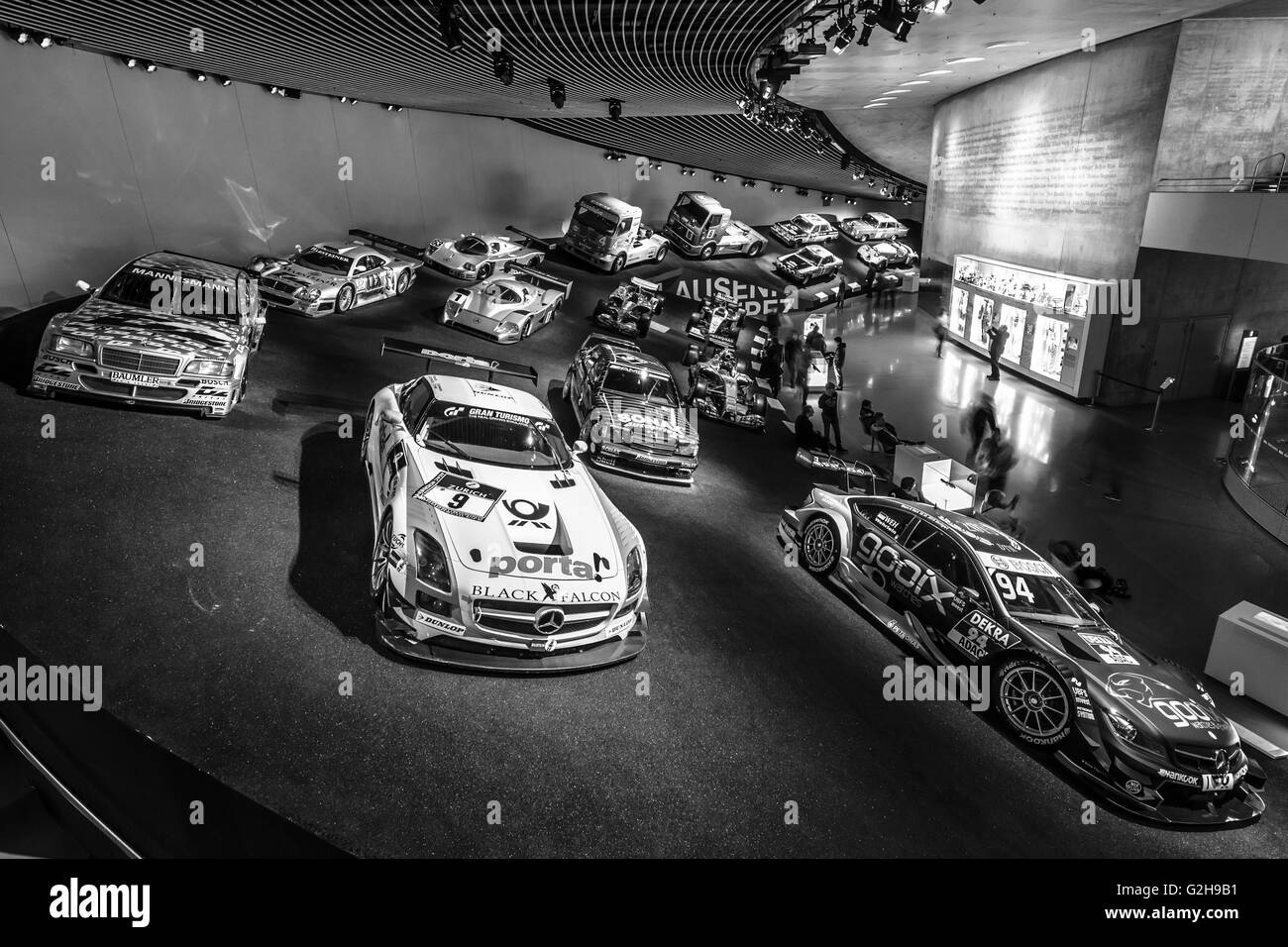 STUTTGART, Deutschland - 19. März 2016: Galerie der Sport- und Rennfahrzeuge verschiedener Klassen. Schwarz und weiß. Stockfoto