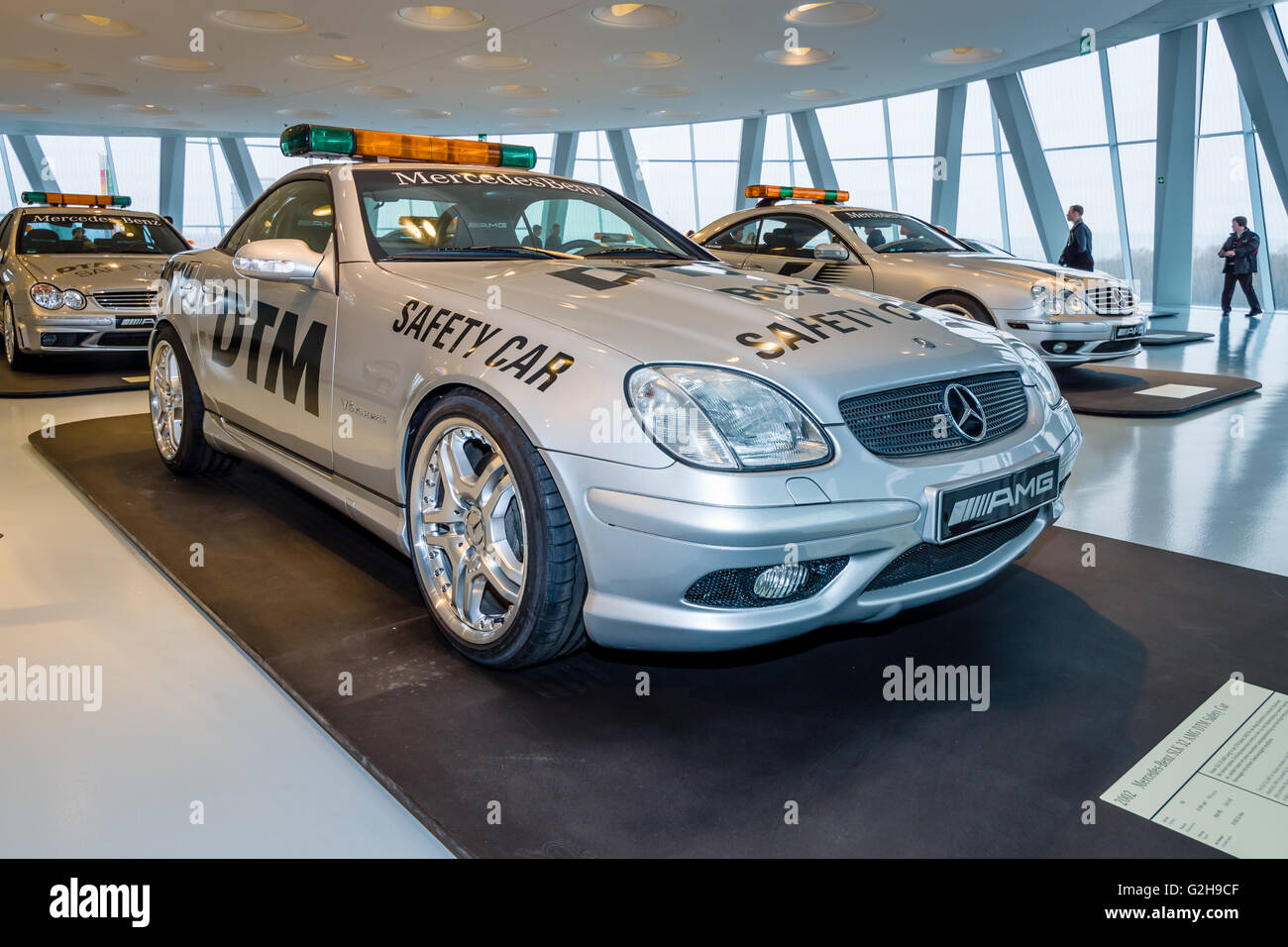 STUTTGART, Deutschland - 19. März 2016: offizielle DTM Safety Car Mercedes-Benz SLK32 AMG, 2002. Mercedes-Benz Museum. Stockfoto