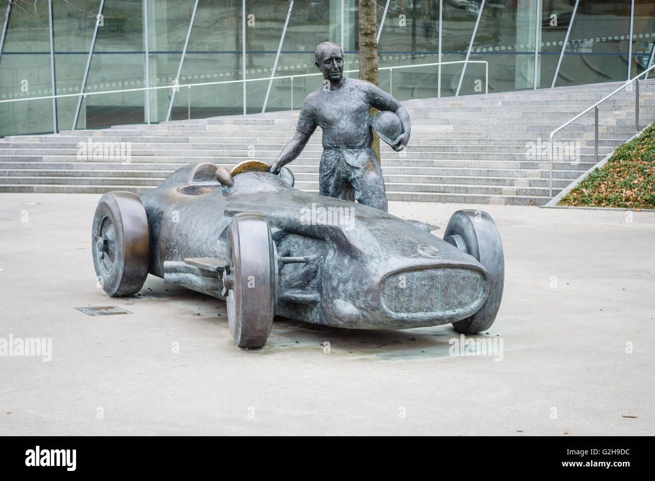 Als eine Hommage an den fünfmaligen Weltmeister im Formel1 Rennsport - Fangio. Der Bildhauer Joaquim Ros Sabate. Stockfoto