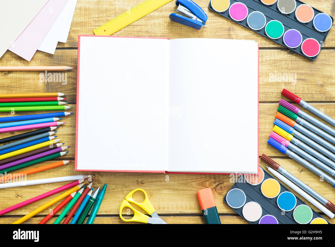 Schule-Elemente machen einen Frame auf hölzernen Hintergrund Stockfoto