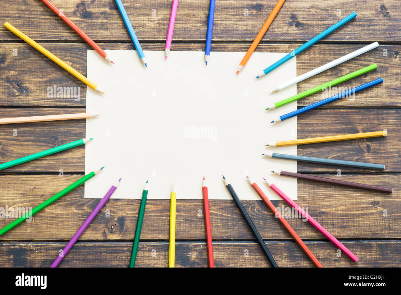 Schule Stifte stellen einen Rahmen auf hölzernen Hintergrund Stockfoto