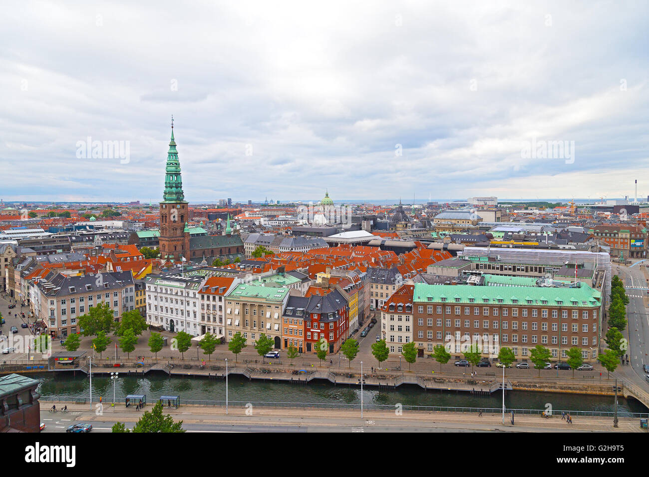 Panorama von bunten Dächer und alte Kirchen in Kopenhagen, Dänemark. Stockfoto