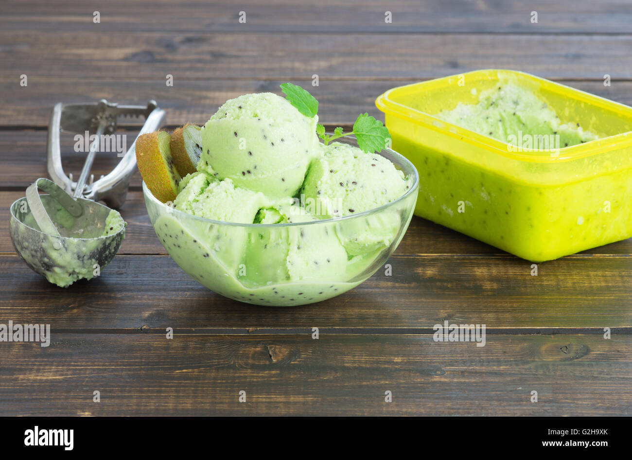 Hausgemachte erfrischende Kiwi-sorbet Stockfoto