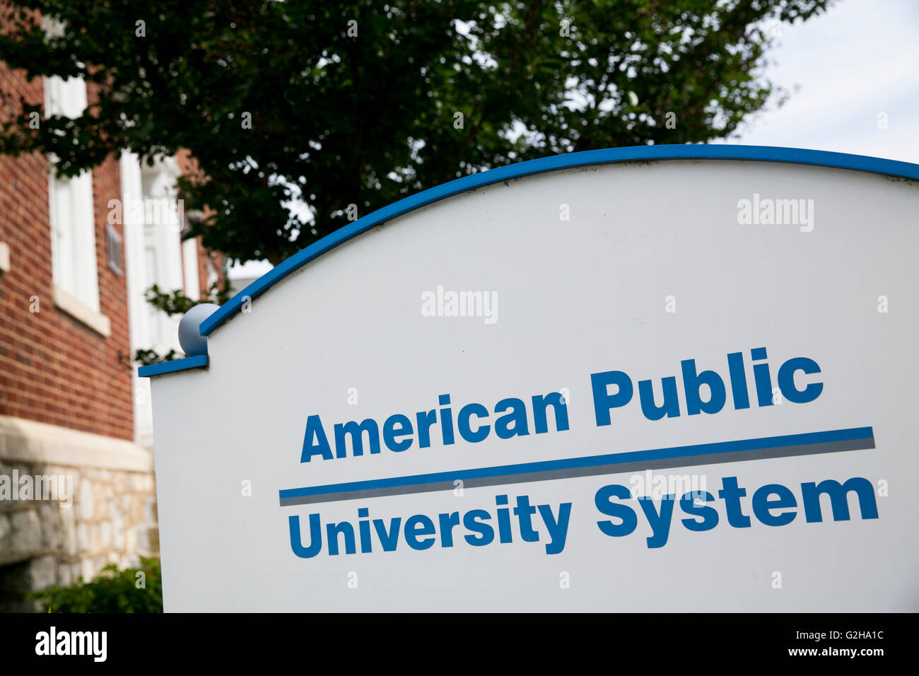 Ein Logo-Zeichen außerhalb der Zentrale des amerikanischen öffentlichen Universitätssystems, einem gewinnorientierten College in Charles Town, West Vi Stockfoto