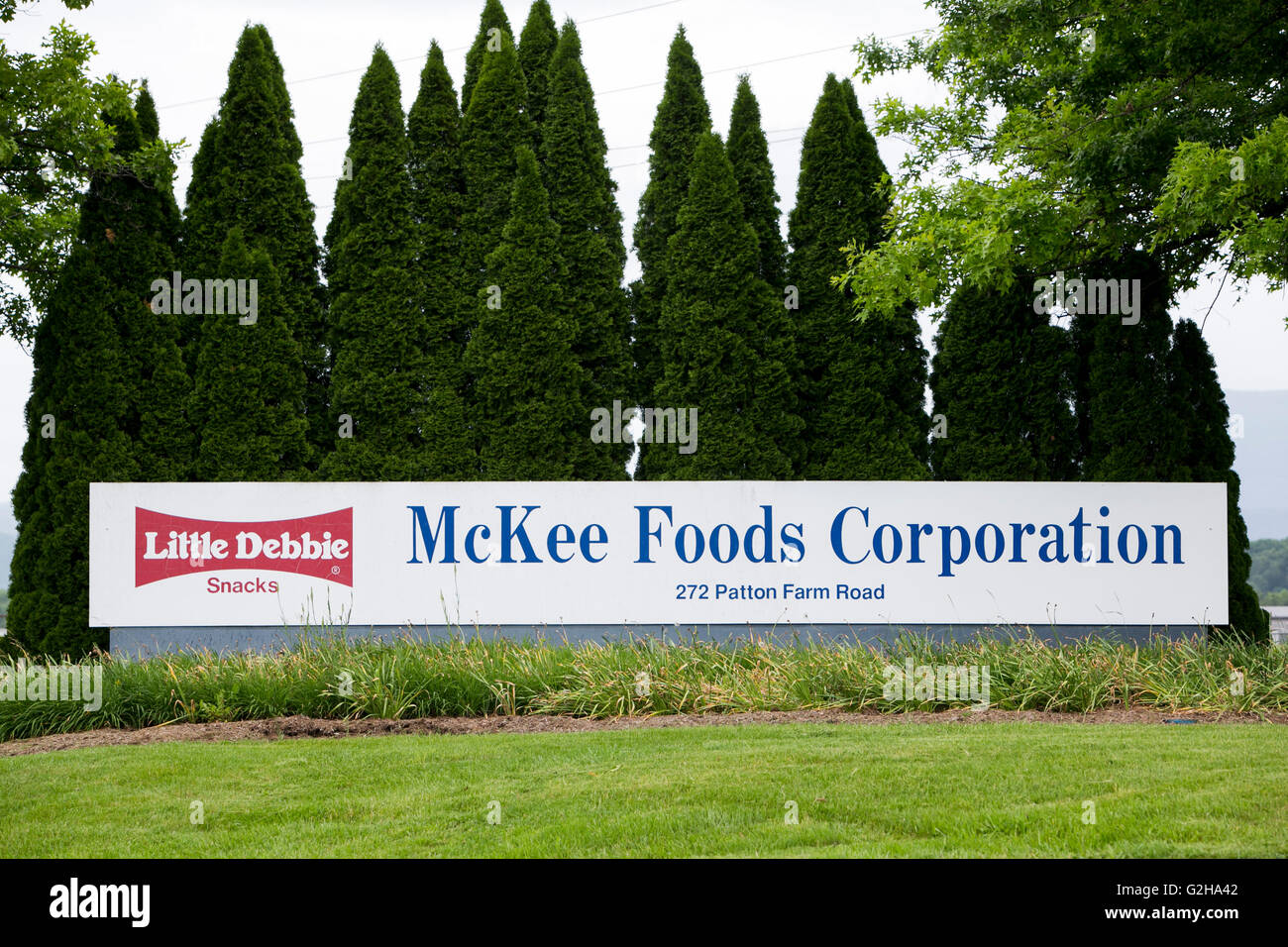 Ein Logo-Zeichen außerhalb einer Einrichtung von McKee Foods Corporation, Muttergesellschaft der kleinen Debbie Snacks in Stuarts Dr besetzt Stockfoto
