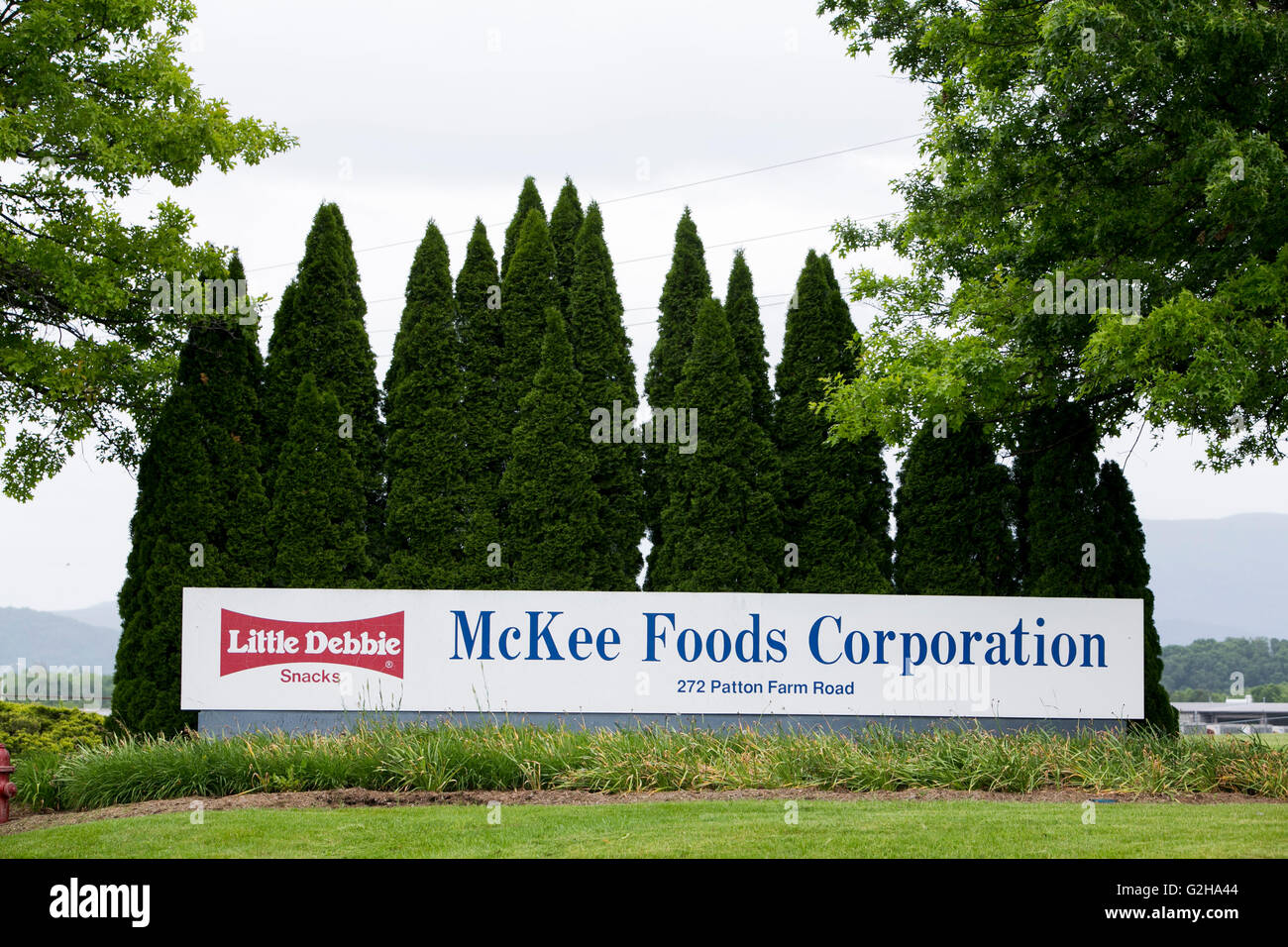 Ein Logo-Zeichen außerhalb einer Einrichtung von McKee Foods Corporation, Muttergesellschaft der kleinen Debbie Snacks in Stuarts Dr besetzt Stockfoto