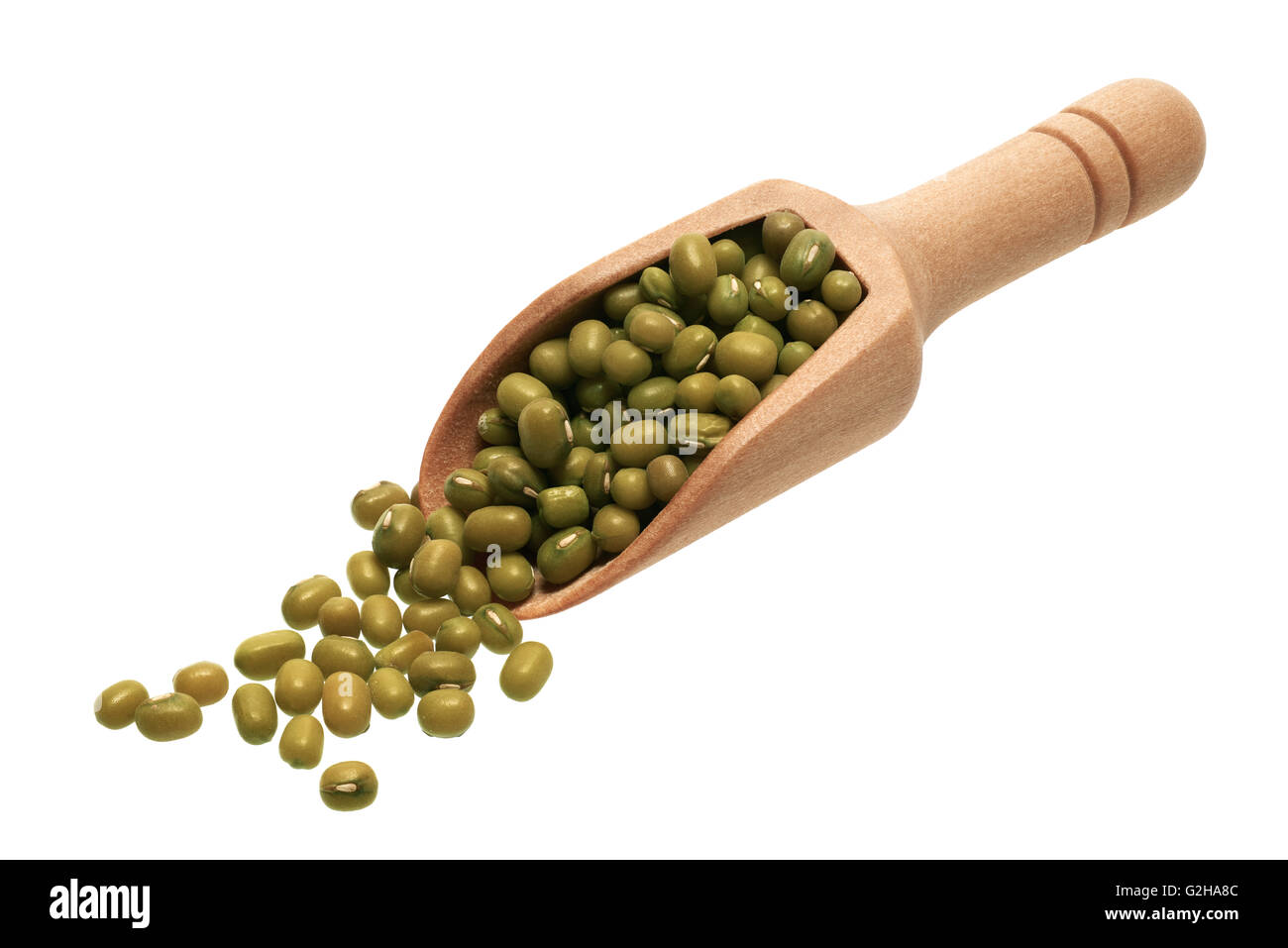 Lebensmittelzutaten: Haufen von Mungobohnen in eine hölzerne Schaufel auf weißem Hintergrund Stockfoto