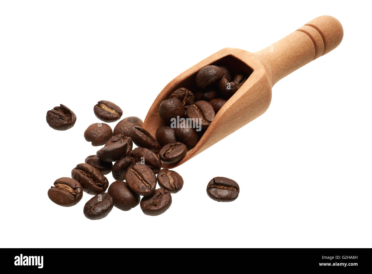 Lebensmittelzutaten: Heap von dunkel gerösteten Kaffeebohnen in eine hölzerne Schaufel auf weißem Hintergrund Stockfoto