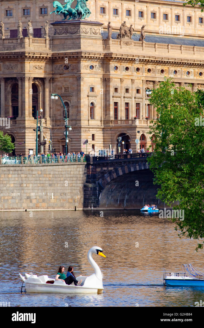 Tschechische Republik, Prag - National Theater und Tretboote Stockfoto