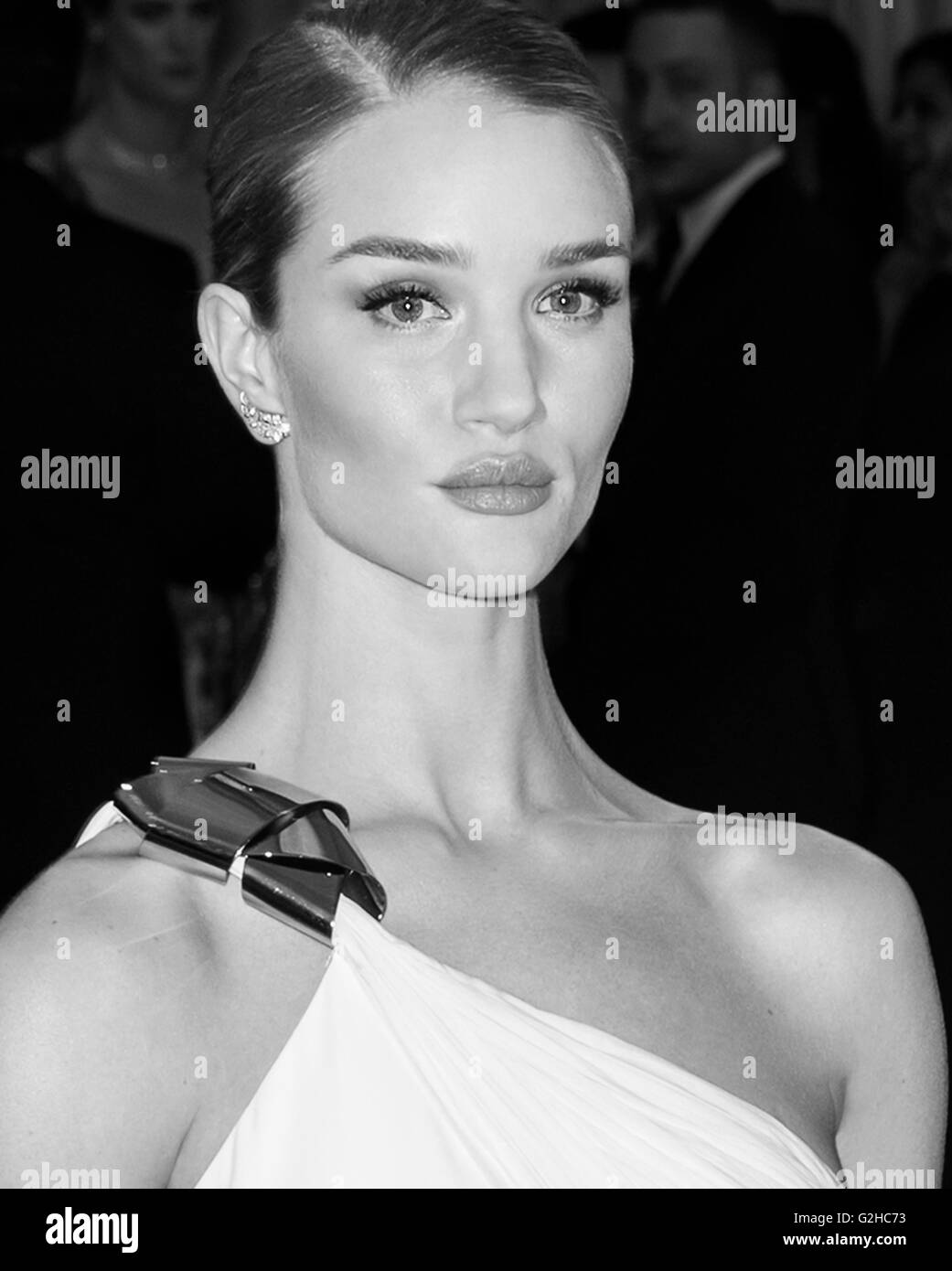 New York City, USA - 2. Mai 2016: Model Rosie Huntington-Whiteley besucht die 2016 Met Gala Stockfoto