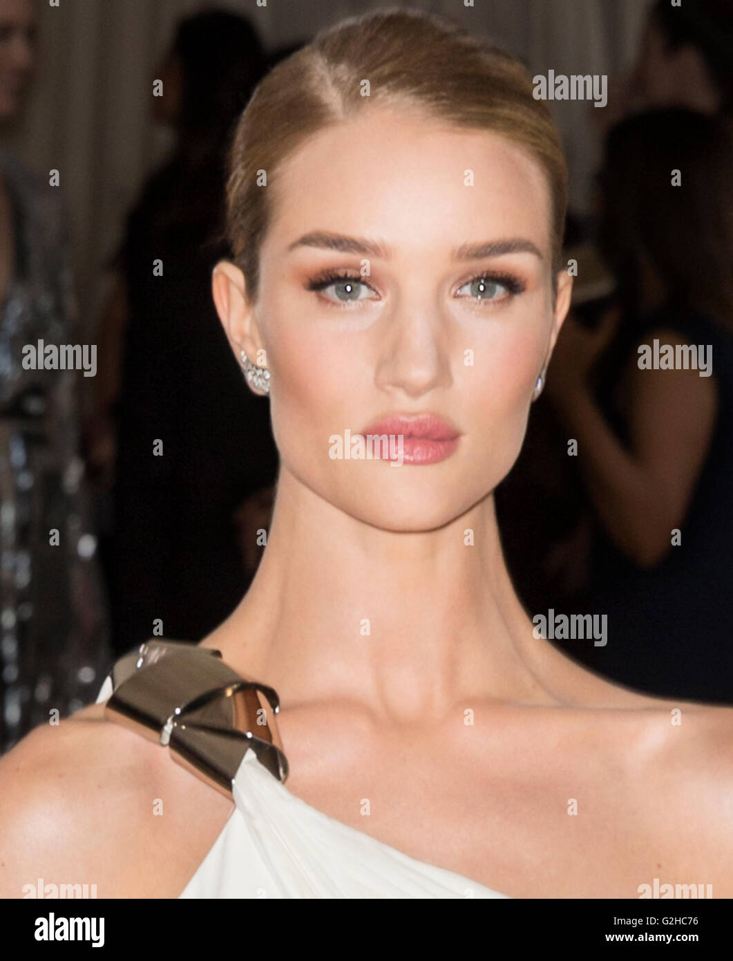 New York City, USA - 2. Mai 2016: Model Rosie Huntington-Whiteley besucht die 2016 Met Gala Stockfoto