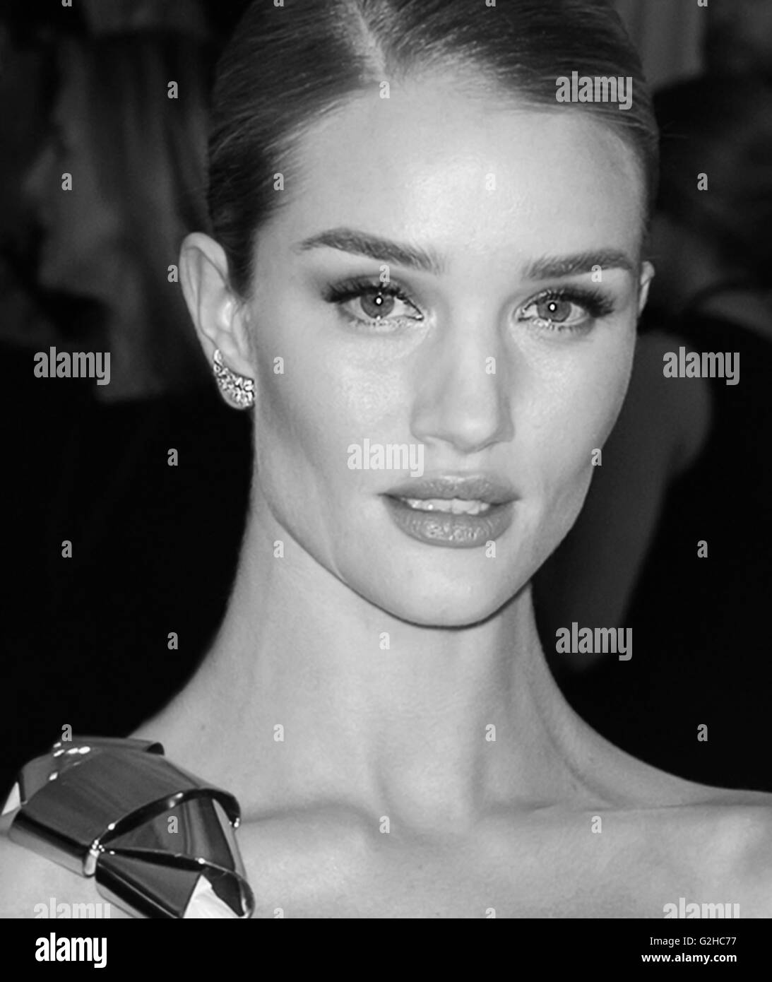 New York City, USA - 2. Mai 2016: Model Rosie Huntington-Whiteley besucht die 2016 Met Gala Stockfoto