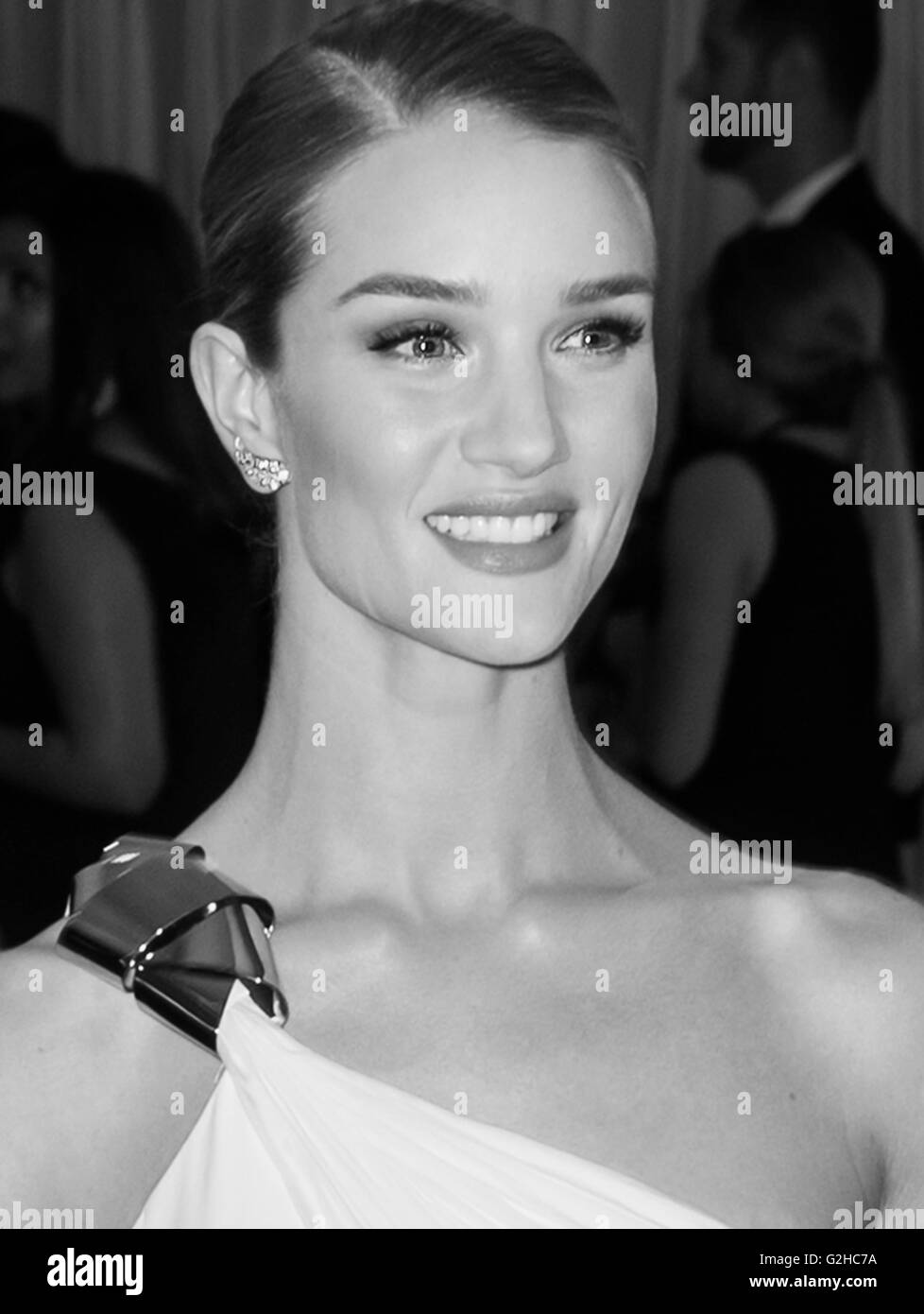 New York City, USA - 2. Mai 2016: Model Rosie Huntington-Whiteley besucht die 2016 Met Gala Stockfoto