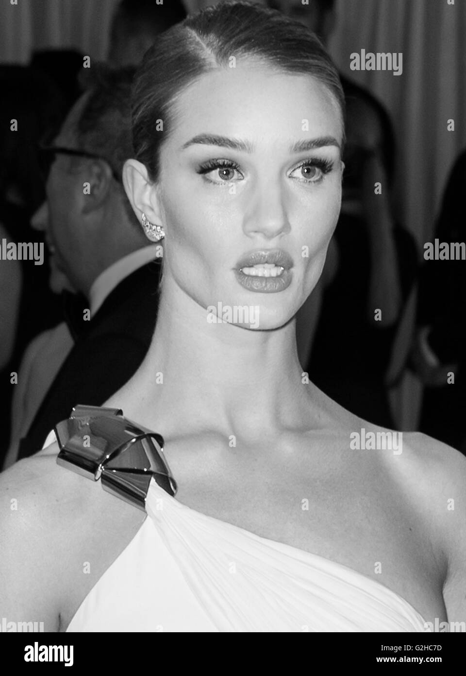 New York City, USA - 2. Mai 2016: Model Rosie Huntington-Whiteley besucht die 2016 Met Gala Stockfoto
