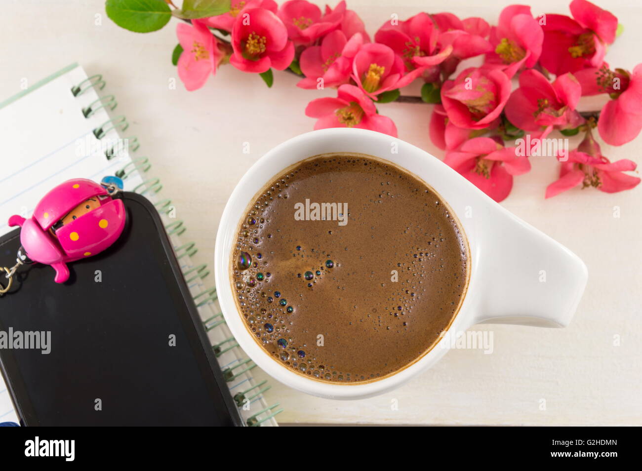 Japanische rose Blumen und eine Tasse Kaffee Stockfoto