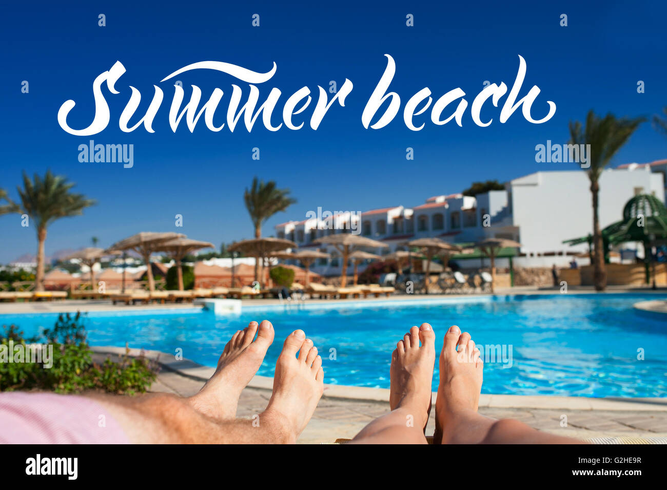 Mann und Frau, Sonnenbaden am Pool im hotel Stockfoto Mann und Frau, Sonnenbaden am Pool im hotel Stockfoto
