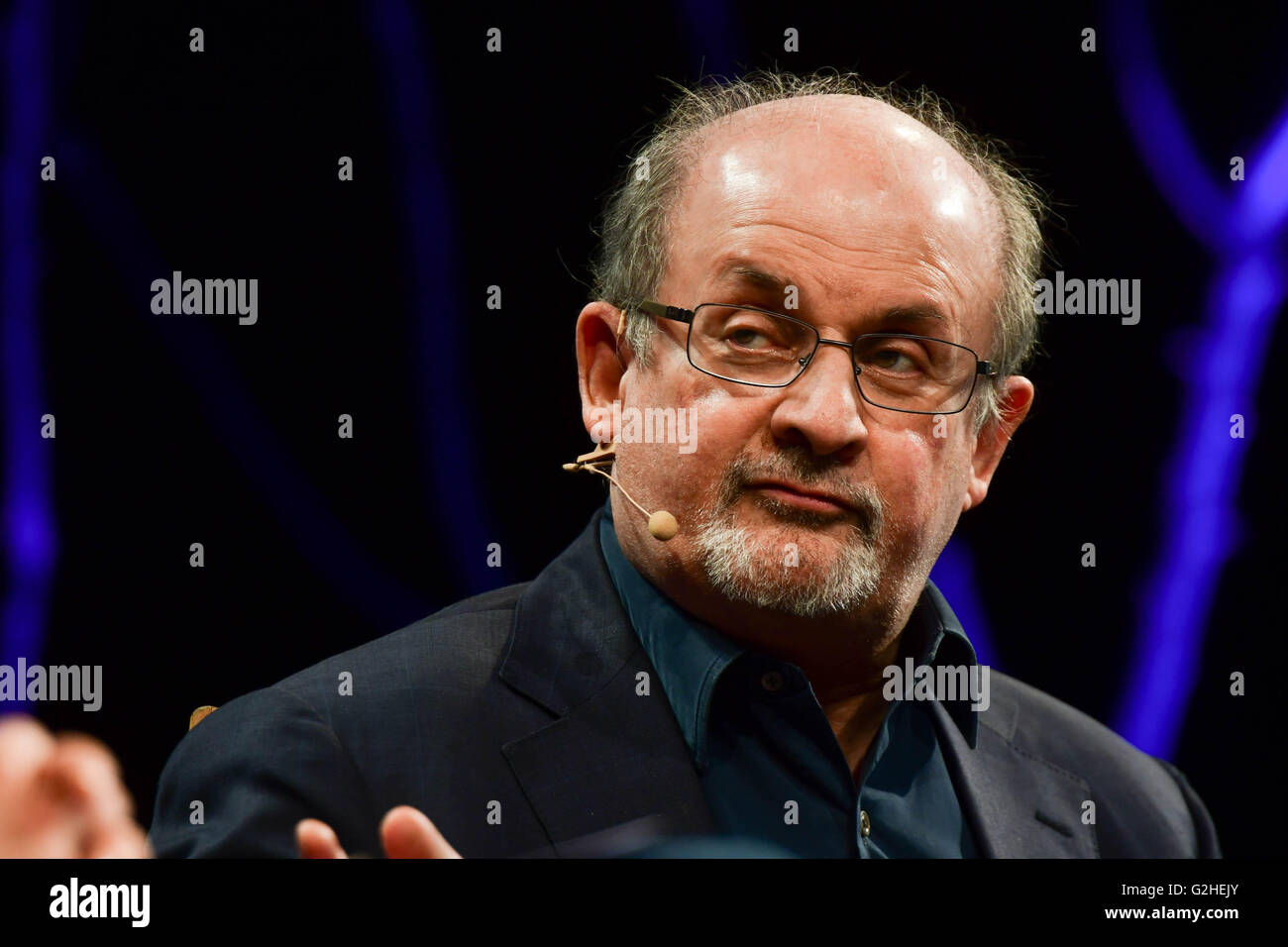 Hay-Festival 2016, Hay on Wye, Powys, Wales UK Montag 30 kann 2016 SALMAN RUSHDIE auf der Bühne auf der Hay Festival 2016, reden stoßen seine neue "zwei Jahre, acht Monate und 20 - acht Nächte" buchen.   Für zehn Tage Ende Mai und Anfang Juni die kleine Stadt von Hay on Wye an der Grenze Wales-England wird das "Woodstock des Geistes", und einige der weltweit besten Autoren zieht, Schriftsteller und Dichter Bildnachweis: Keith Morris/Alamy Live News Stockfoto