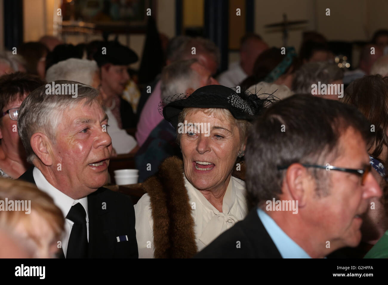 Ramsbottom, UK. 30. Mai 2016. Ein paar gekleidet in vierziger Jahre Outfits für ein Konzert in Ramsbottom, UK, 30. Mai 2016 Credit: Barbara Koch/Alamy Live News Stockfoto