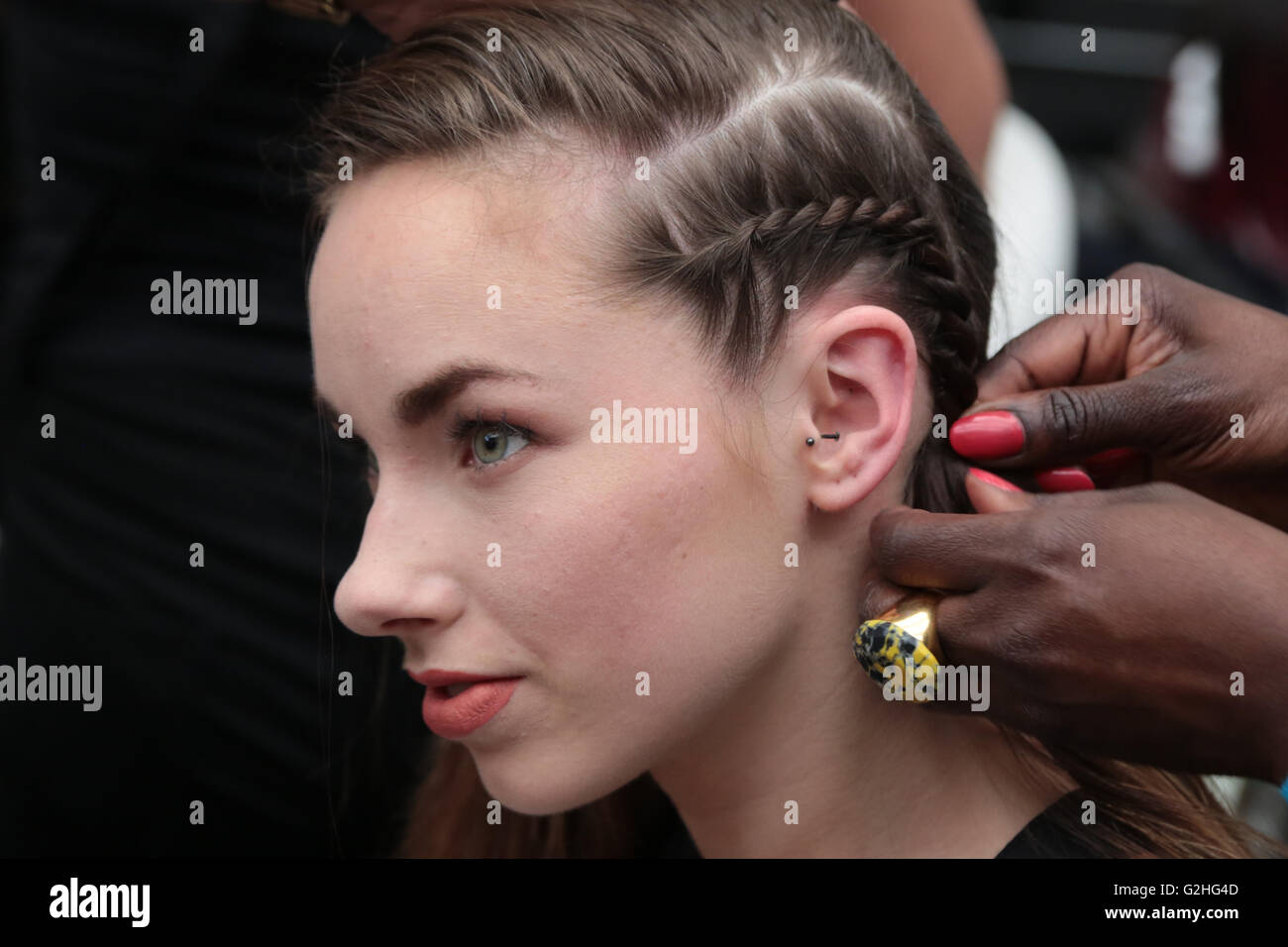 London.UK 30 May.2016 A Frau hat Haare an Europas größten schwarzen Haar und Schönheit Ausstellung im Business Design Centre in Islington gemacht. Bildnachweis: Thabo Jaiyesimi/Alamy Live-Nachrichten Stockfoto