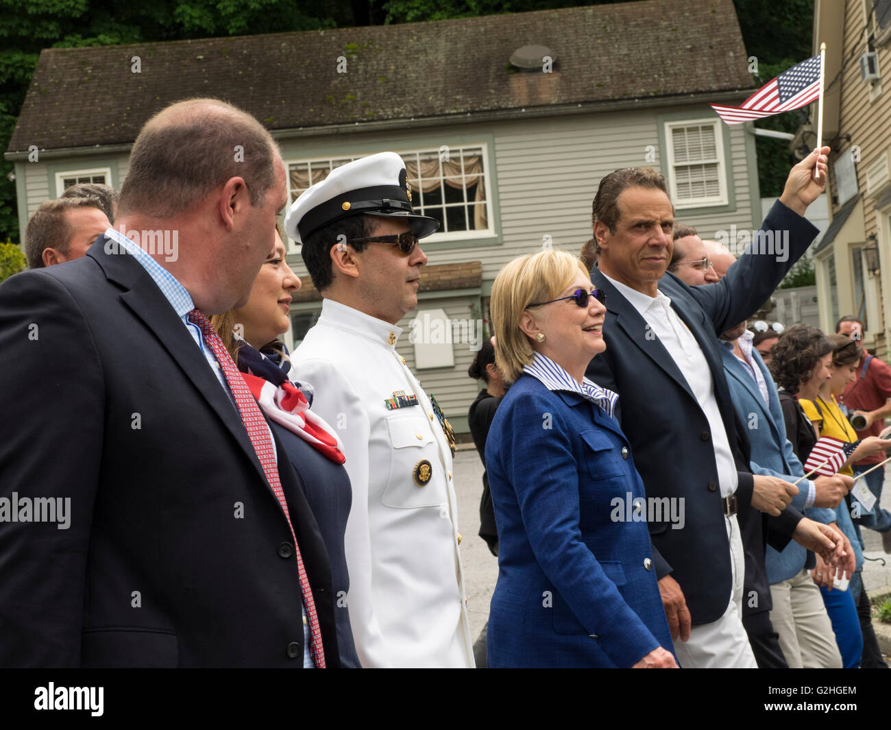 New York, USA. 30. Mai 2016. US-Präsidentschaftskandidat Außenministerin Hillary Clinton marschiert in ihrer Heimatstadt Memorial Day Parade zusammen mit New Yorker Gouverneur Andrew Cuomo, Chappaqua, New York, 30. Mai 2016. Hillary Clinton sicherte sich die demokratische Nominierung für das Amt kurz darauf und ist die erste Frau nominiert für das Präsidentenamt von einer Hauptpartei in uns Geschichte. Bildnachweis: 2016 Marianne A. Campolongo/Alamy Live-Nachrichten. Stockfoto