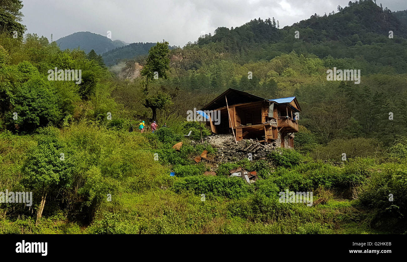 (160531)--RASUWA, 31. Mai 2016 (Xinhua)--Foto aufgenommen am 30. Mai 2016 zeigt ein beschädigtes Haus betroffen von der letztjährigen Erdbeben im Rasuwa, Nepal. (Xinhua/Sunil Sharma) (Zjy) Stockfoto