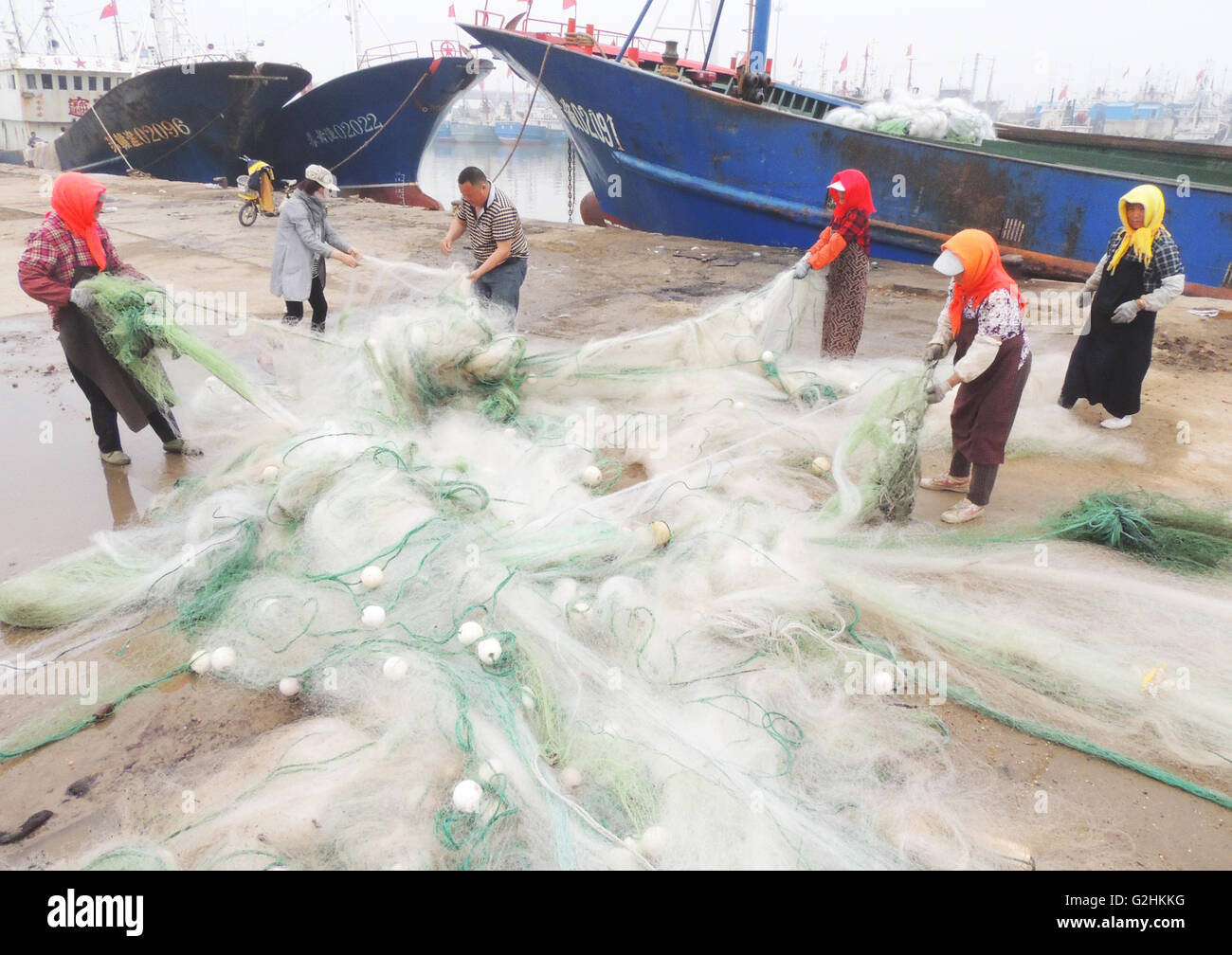 Lianyungang, China Jiangsu Provinz. 31. Mai 2016. Fischer siedeln das Fischernetz in den Hafen in Lianyungang Stadt, Ost-China Jiangsu Provinz, 31. Mai 2016. Jährliche Fangverbot startet ab 1 Juni auf Chinas gelben Meer, Bohai-Meer und das Ostchinesische Meer. © Geng Yuhe/Xinhua/Alamy Live-Nachrichten Stockfoto