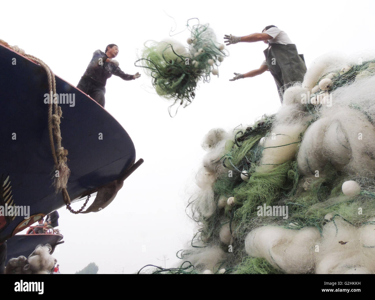 Lianyungang, China Jiangsu Provinz. 31. Mai 2016. Fischer siedeln das Fischernetz in den Hafen in Lianyungang Stadt, Ost-China Jiangsu Provinz, 31. Mai 2016. Jährliche Fangverbot startet ab 1 Juni auf Chinas gelben Meer, Bohai-Meer und das Ostchinesische Meer. © Geng Yuhe/Xinhua/Alamy Live-Nachrichten Stockfoto