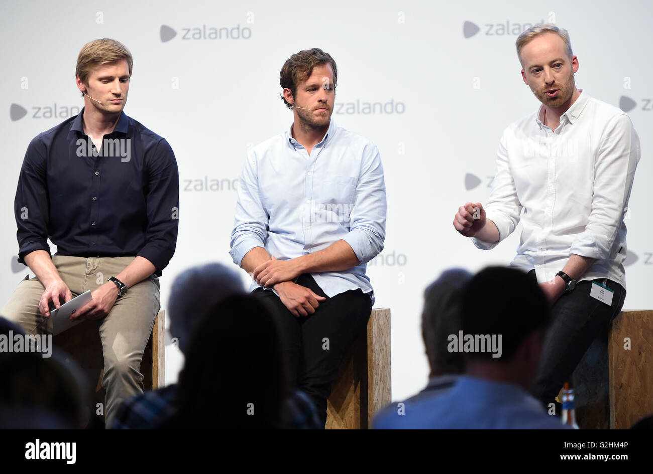 Zalando-Vorstände (L-R) David Schneider, Robert Gentz und Rubin Ritter darstellen, während der Hauptversammlung der Siemens AG treffen von Zalando SE in Berlin, Deutschland 31. Mai 2016. EPA/BRITTA PEDERSEN Stockfoto