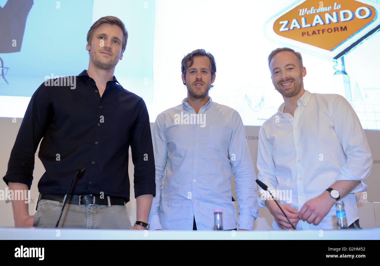 Zalando-Vorstände (L-R) David Schneider, Robert Gentz und Rubin Ritter darstellen, während der Hauptversammlung der Siemens AG treffen von Zalando SE in Berlin, Deutschland 31. Mai 2016. EPA/BRITTA PEDERSEN Stockfoto