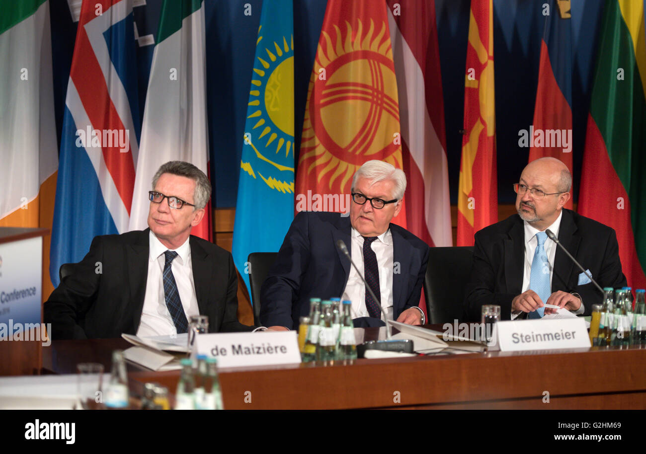 German Foreign Minister Frank-Walter Steinmeier (C), Bundesinnenminister Thomas de Maiziere (L) und OSCE Secretary-General Lamberto Zannier (R), bei der Eröffnung einer zweitägigen internationalen Anti-Terror-Konferenz im Auswärtigen Amt in Berlin, Deutschland, 31. Mai 2016 zu sprechen. Der Titel der Organisation für Sicherheit und Zusammenarbeit in Europa (OSZE) Konferenz lautet: "Prävention und Bekämpfung von gewalttätigen Extremismus und Radikalisierung, die zum Terrorismus führen" und richtet sich an die Wege zum Umgang mit wiederkehrenden Extremisten und Möglichkeiten, um sie wieder in die Gesellschaft zu integrieren. Foto: Bernd Von Stockfoto