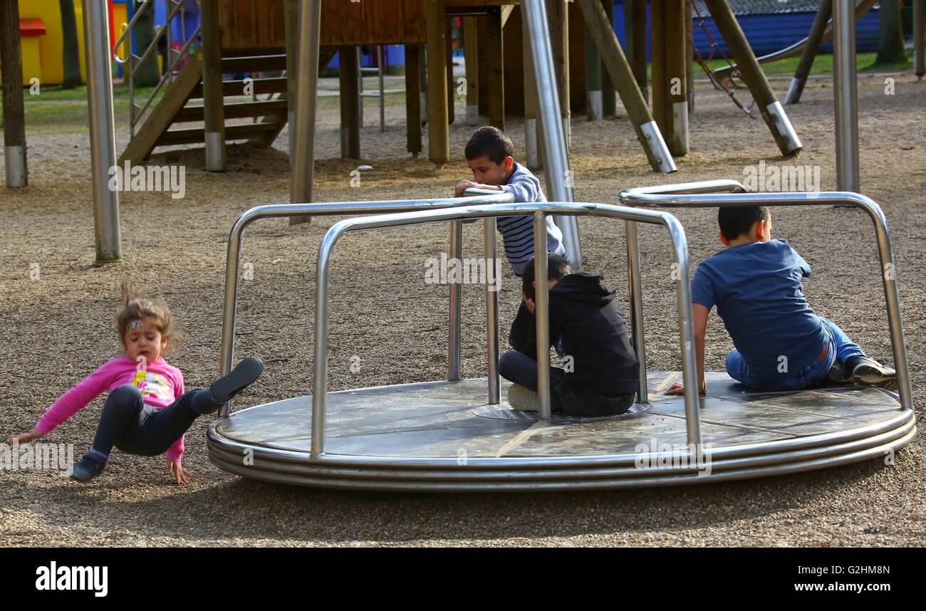 Brüssel, Belgien. 9. April 2016. Kinder spielen auf einem freien Spielplatz für Kinder in Limburg, Belgien, 9. April 2016. © Gong Bing/Xinhua/Alamy Live-Nachrichten Stockfoto