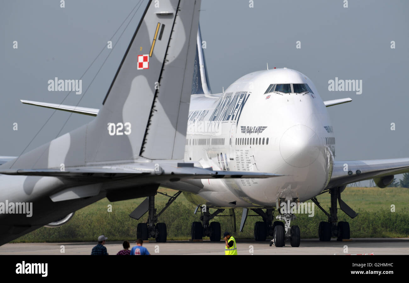 Schönefeld, Deutschland. 31. Mai 2016. Eine Boeing 747 mit "Iron Maiden" in die Seite geschrieben auf der internationalen Luft-und fairen ILA in Schönefeld, Deutschland, 31. Mai 2016 zu sehen. Rund sind 1.200 Aussteller aus 40 Ländern auf der Messe erwartet zwischen 1 und 4. Juni 2016 stattfinden. Foto: RALF HIRSCHBERGER/Dpa/Alamy Live News Stockfoto