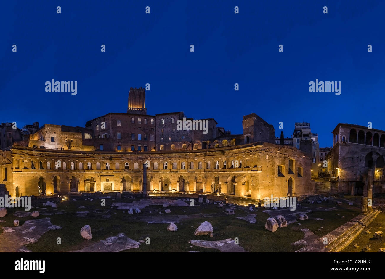 Rom bei Nacht Markt Traiano Ruinen römischer Imperial in der Nähe Kolosseum Stockfoto