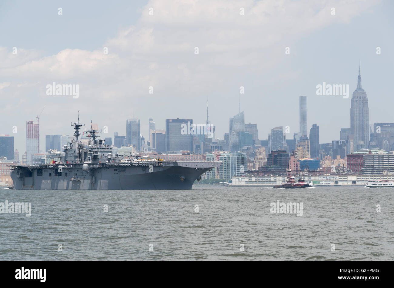 USS Bataan (LH5), eine amphibische Wasp-Klasse Angriff Schiff, New York verlassen, nachdem er für Fleet Week auf dem Hudson River angedockt wurde. Stockfoto USS Bataan (LH5), eine amphibische Wasp-Klasse Angriff Schiff, New York verlassen, nachdem er für Fleet Week auf dem Hudson River angedockt wurde. Stockfoto